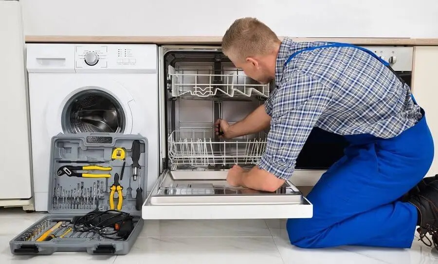 Şereflikoçhisar Finlux servisi teknisyen ekibi beyaz eşya tamiri yaparken